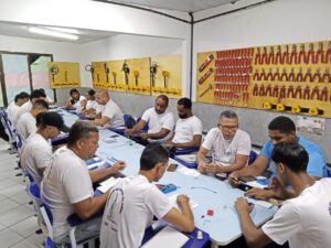 Voluntários capacitando jovens em Ipojuca, mostrando impacto positivo no Dia Nacional do Voluntariado.